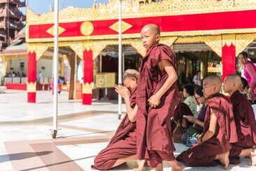 هتل Chatrium Royal Lake Yangon