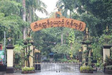 هتل Chatrium Royal Lake Yangon