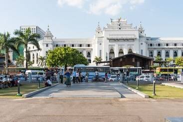 هتل Chatrium Royal Lake Yangon