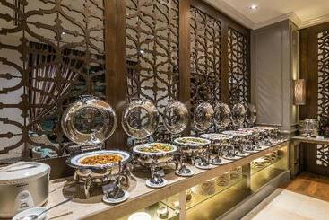 هتل Chatrium Royal Lake Yangon
