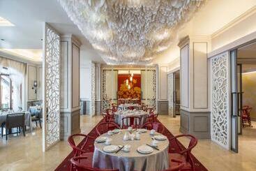 هتل Chatrium Royal Lake Yangon