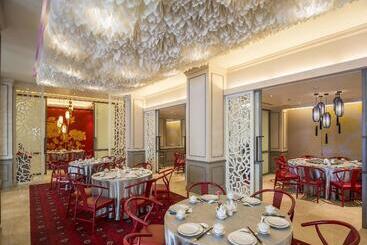 هتل Chatrium Royal Lake Yangon