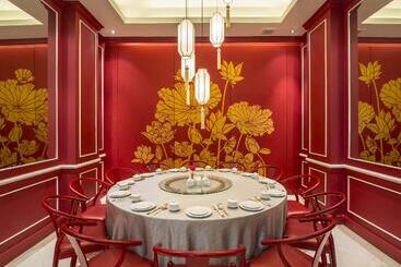 هتل Chatrium Royal Lake Yangon