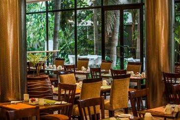 هتل Garden Court Hatfield