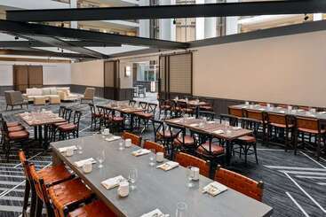 هتل Hilton Charlotte Airport