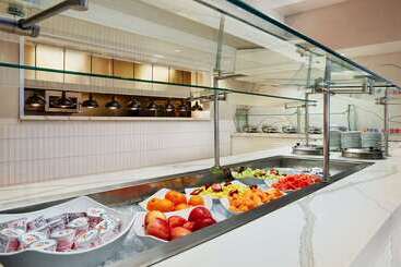 هتل Hilton Charlotte Airport