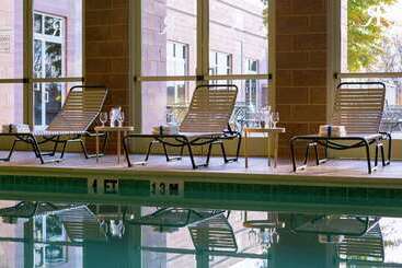 هتل Hilton Charlotte Airport