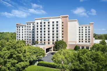 هتل Hilton Charlotte Airport