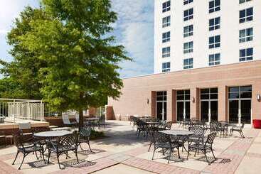 هتل Hilton Charlotte Airport