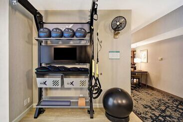 هتل Hilton Charlotte Airport