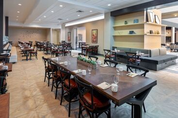 هتل Hilton Charlotte Airport