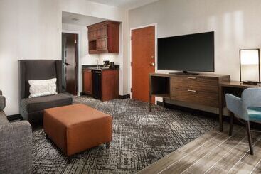 هتل Hilton Charlotte Airport