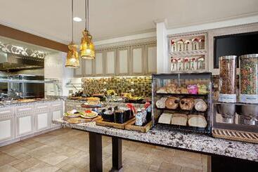 هتل Hilton Garden Inn Saratoga Springs
