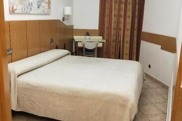 هتل Hostal Maria Ronda