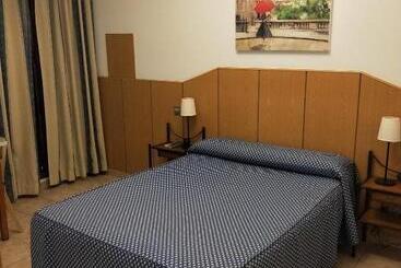 هتل Hostal Maria Ronda