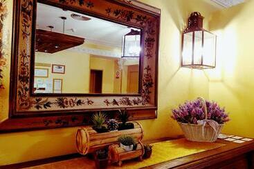 هتل Hostal Maria Ronda