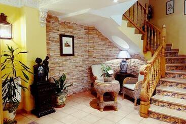 هتل Hostal Maria Ronda