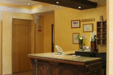 هتل Hostal Maria Ronda