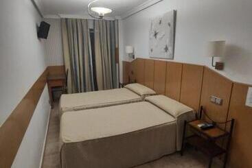 هتل Hostal Maria Ronda