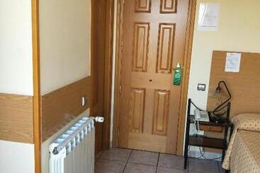 هتل Hostal Maria Ronda