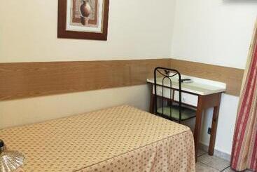 هتل Hostal Maria Ronda