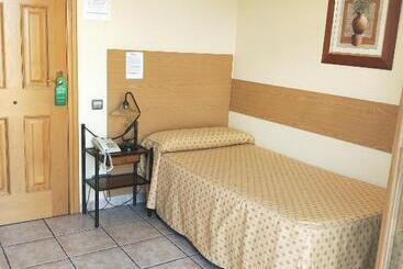 هتل Hostal Maria Ronda