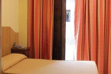 هتل Hostal Maria Ronda