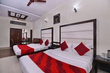 هتل Chowdhry Tourist Lodge   New Delhi Railway Station   2 Minutes Walk