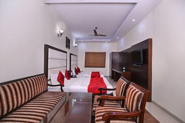 هتل Chowdhry Tourist Lodge   New Delhi Railway Station   2 Minutes Walk