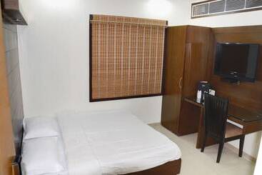 هتل Chowdhry Tourist Lodge   New Delhi Railway Station   2 Minutes Walk
