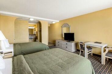هتل Quality Inn & Suites On The Beach