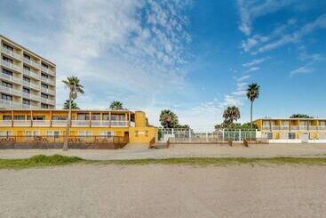 هتل Quality Inn & Suites On The Beach