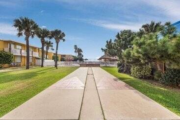 هتل Quality Inn & Suites On The Beach