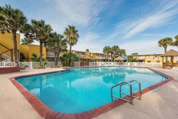هتل Quality Inn & Suites On The Beach
