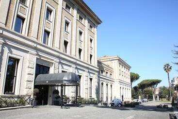 هتل Th Roma  Carpegna Palace
