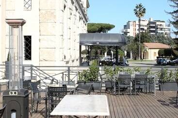 هتل Th Roma  Carpegna Palace