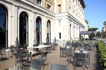 هتل Th Roma  Carpegna Palace