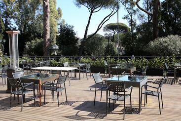 هتل Th Roma  Carpegna Palace