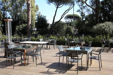 هتل Th Roma  Carpegna Palace
