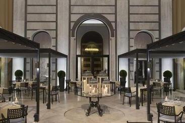 هتل Th Roma  Carpegna Palace