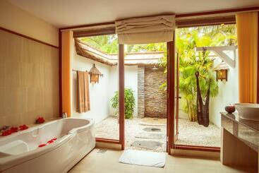 هتل Victoria Phan Thiet Beach Resort & Spa