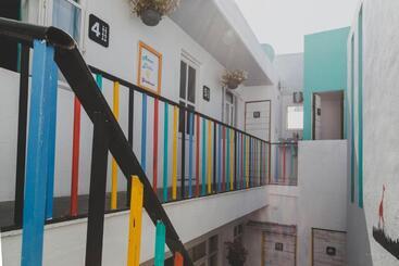 پانسیون Monkey Safari Hostel