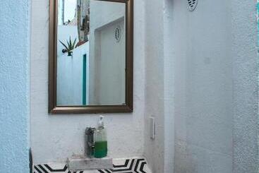پانسیون Monkey Safari Hostel