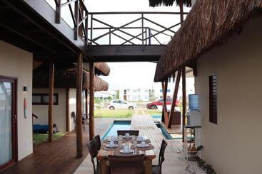 پانسیون Villa Namú Beach House Suites