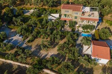 Ampoulos Rooms & Apartments