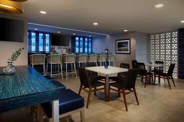 هتل Fenwick Shores, Tapestry Collection By Hilton