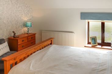 Beautiful, Spacious Cottage Offering Views Of The River Nar