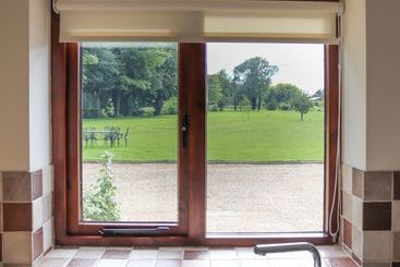 Beautiful, Spacious Cottage Offering Views Of The River Nar