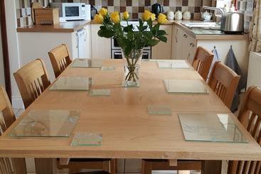 Beautiful, Spacious Cottage Offering Views Of The River Nar