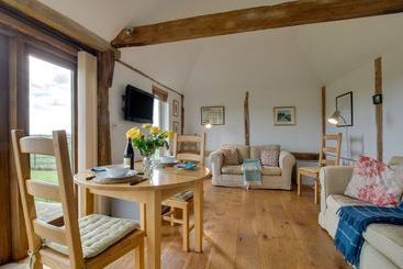 Nicely Furnished Cottage In Bilsington Countryside